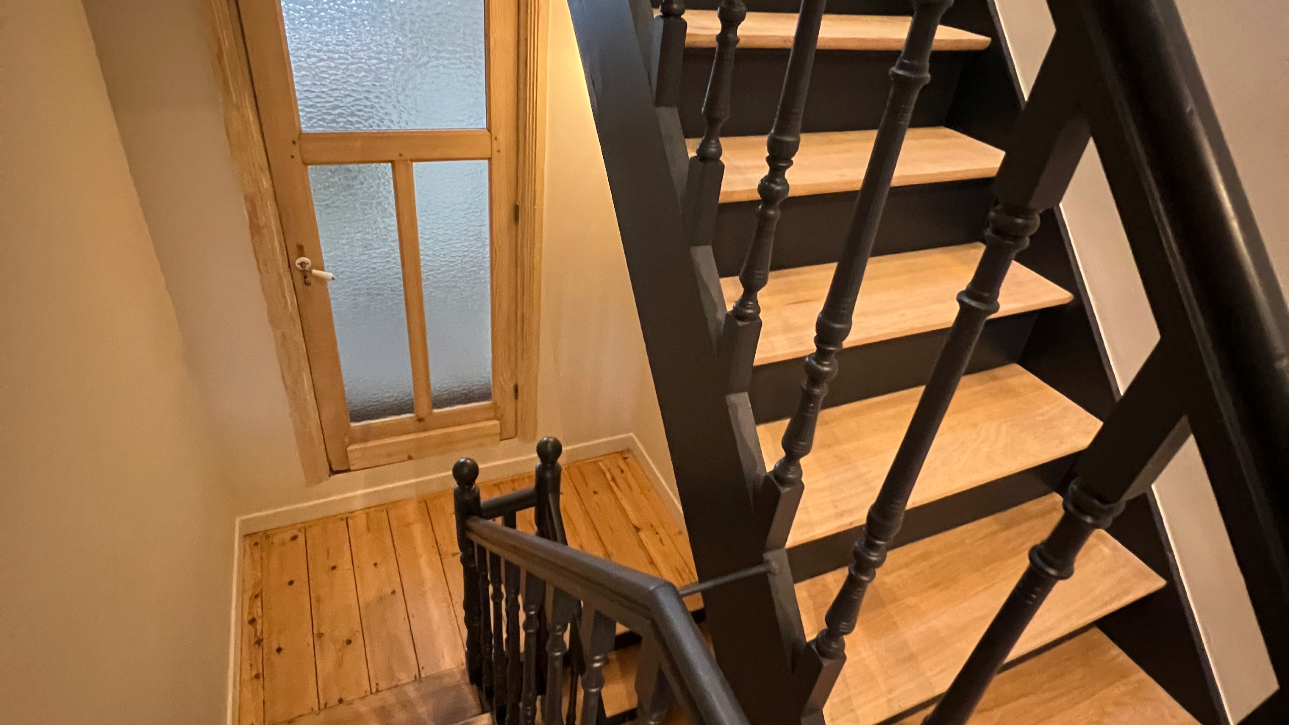 Reprise escalier, vitrification et peinture murs